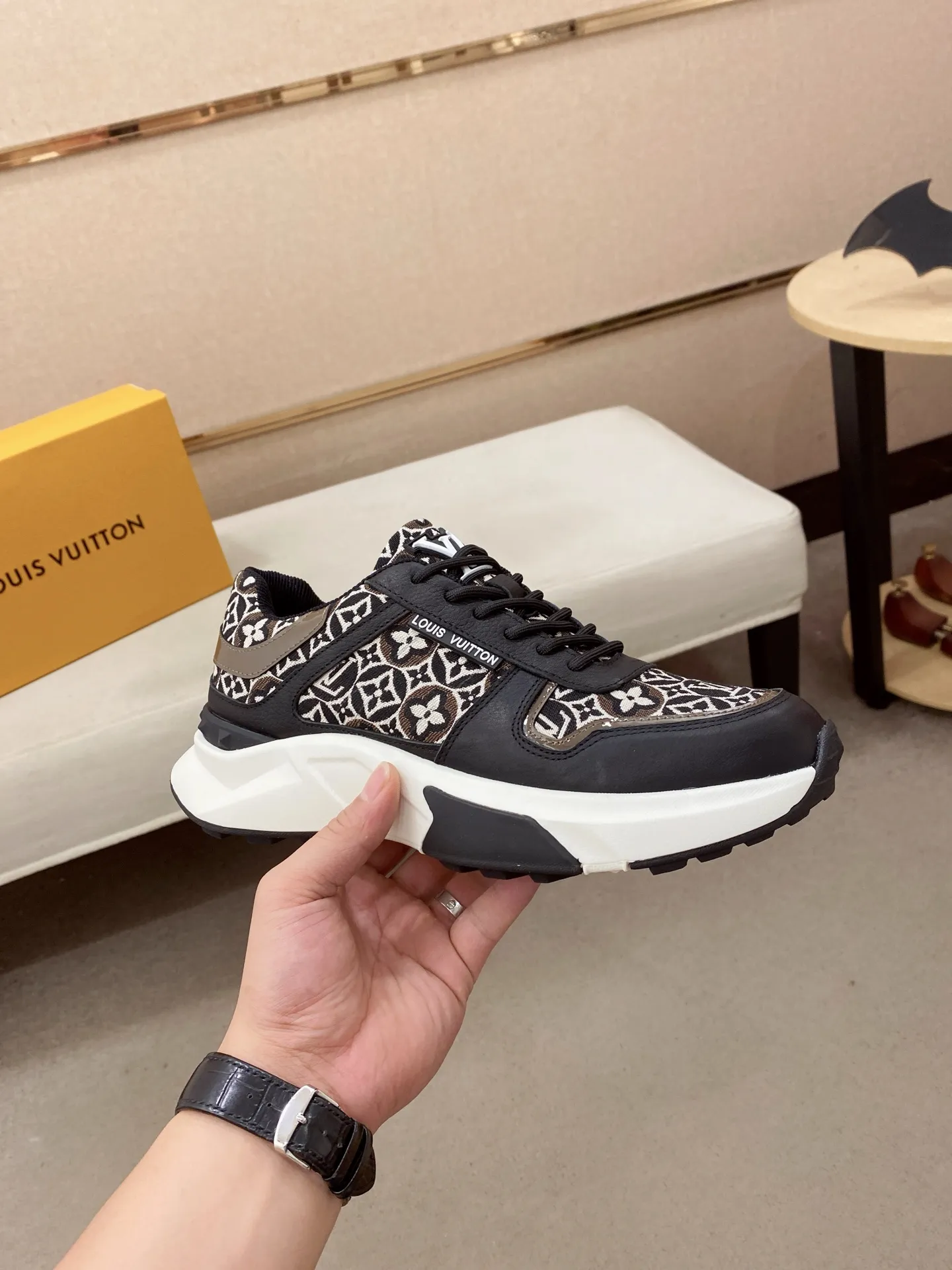Men's shoes💰 462💰louis vuitton (Louis Vuitton/lv)🔍🔍The new counters are on sale at the same time. The uppers are imported from Italy. ️Re-engraved🇮🇹💪💪, ⚠Sole: The original sole is specially provided by the original factory, the exclusive movable molded sole is super comfortable, ⚠Original factory follow-up goods, 🔍🔍high quality, you can go in and out of the counter at will, welcome to compare⚠. Code number: 38-44 (45/46 customized, non-refundable)